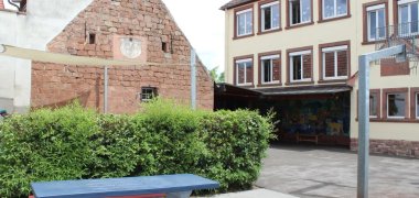 Schulhof mit Klettergerüst mit Digitalkamera 